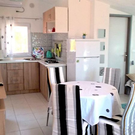 Apartment Kamelia Vir Luaran gambar