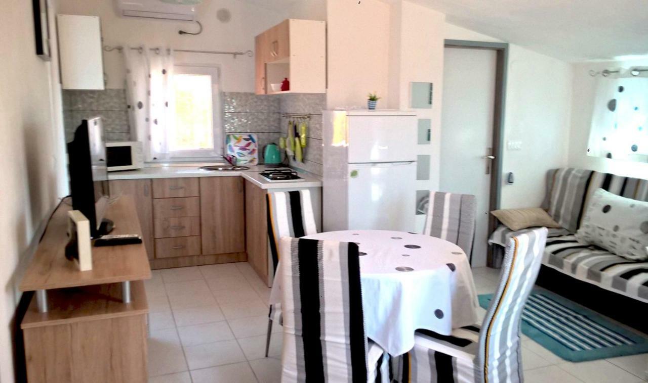 Apartment Kamelia Vir Luaran gambar