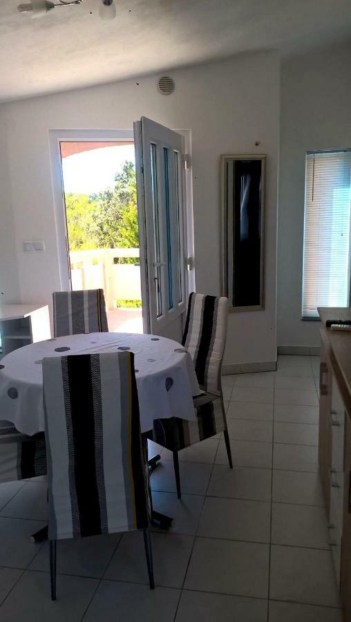 Apartment Kamelia Vir Luaran gambar