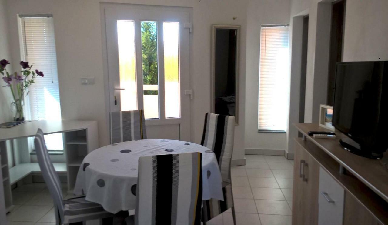Apartment Kamelia Vir Luaran gambar