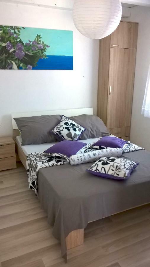 Apartment Kamelia Vir Luaran gambar