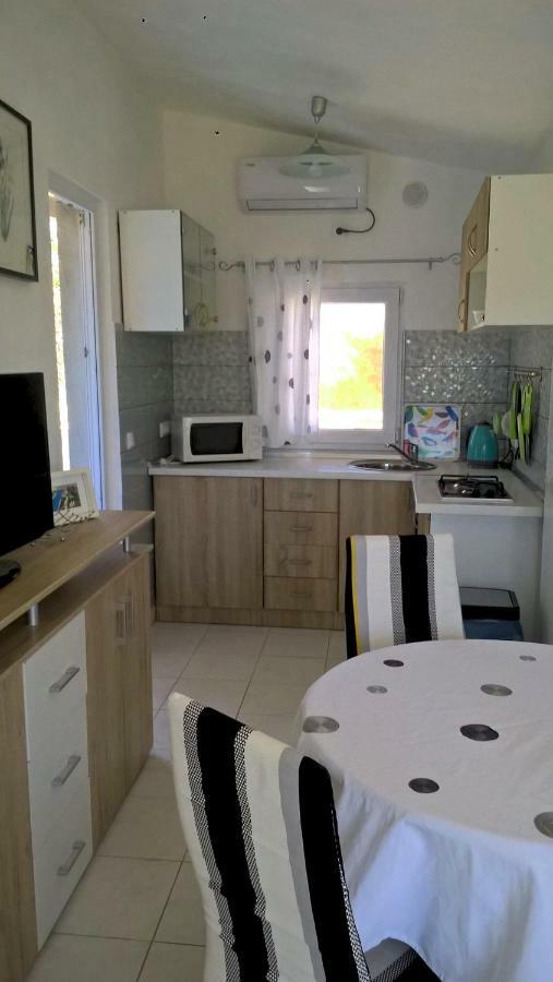 Apartment Kamelia Vir Luaran gambar